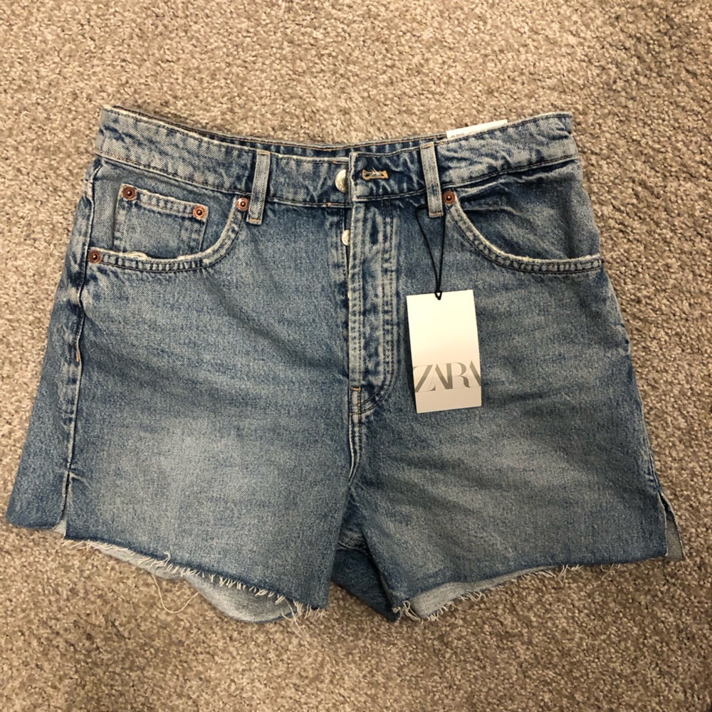 Zara denim shorts. Hi-rise. Size 8. Button up. NWT